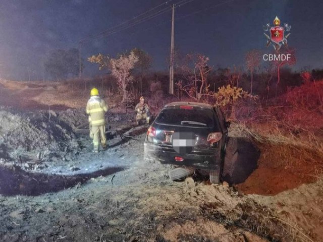 Carro capota e uma pessoa fica ferida em Santa Maria