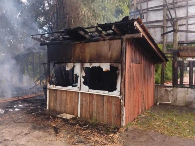 Casa de homem que lanou bombas no STF  incendiada em Santa Catarina