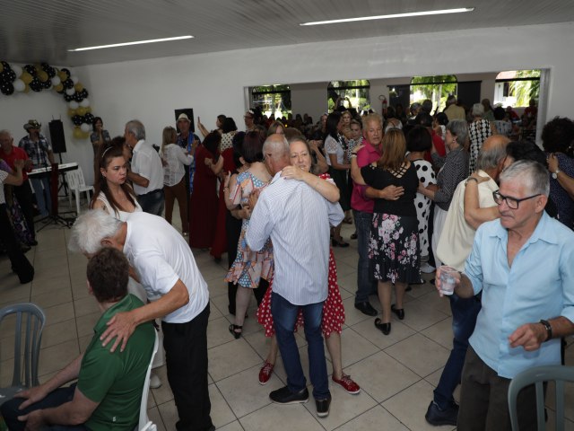 Mais de 700 idosos do CCI celebram o Natal Anos Dourados