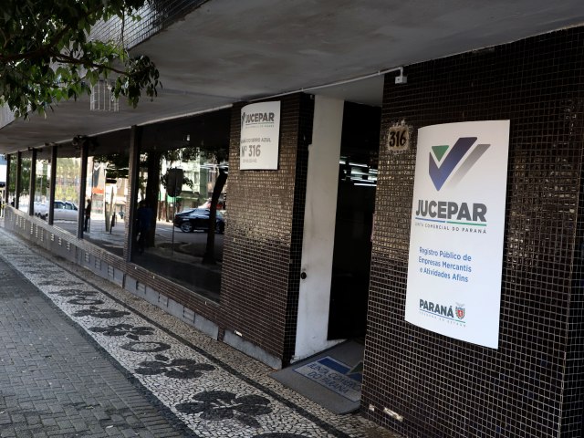 Com Paran no topo das dispensas, Jucepar leva Decreto do Baixo Risco aos municpios