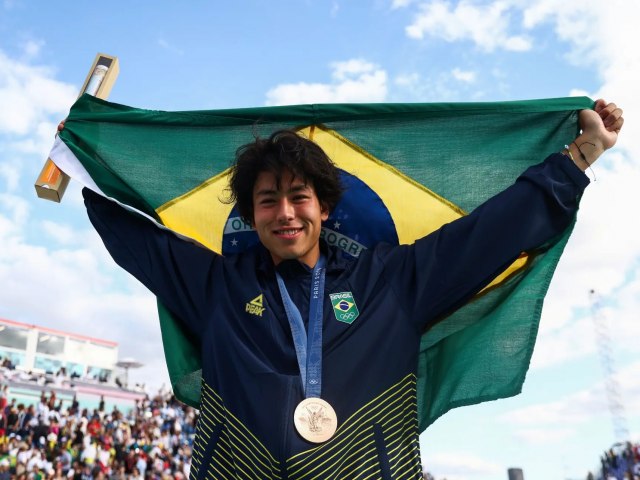 Skates, malabares e uma medalha olmpica: Augusto Akio conquista o bronze do skate park em Paris 2024