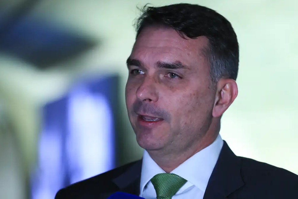 Deputados pedem investiga��o sobre rela��o entre Vorcaro e Fl�vio