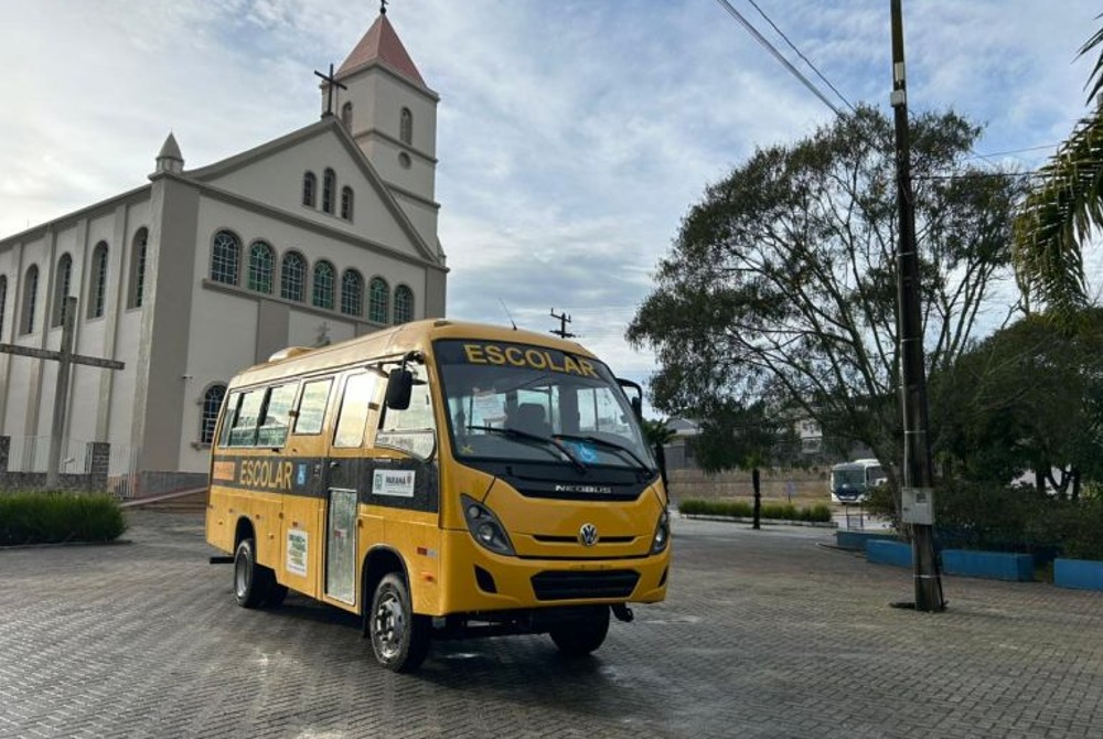Prefeitura de Agudos do Sul recebe ônibus zero quilometro com investimento de R$ 436 mil Prefeitura de Agudos do Sul recebe ônibus zero quilometro com investimento de R$ 436 mil