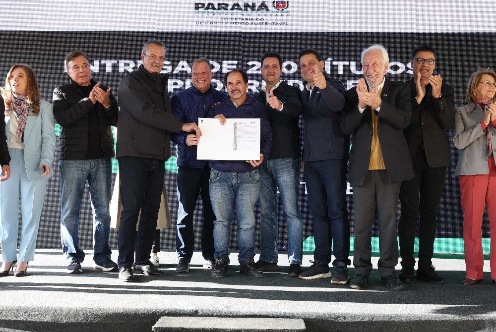 Governador entrega t�tulos de propriedade a 260 fam�lias dos Campos Gerais e da RMC