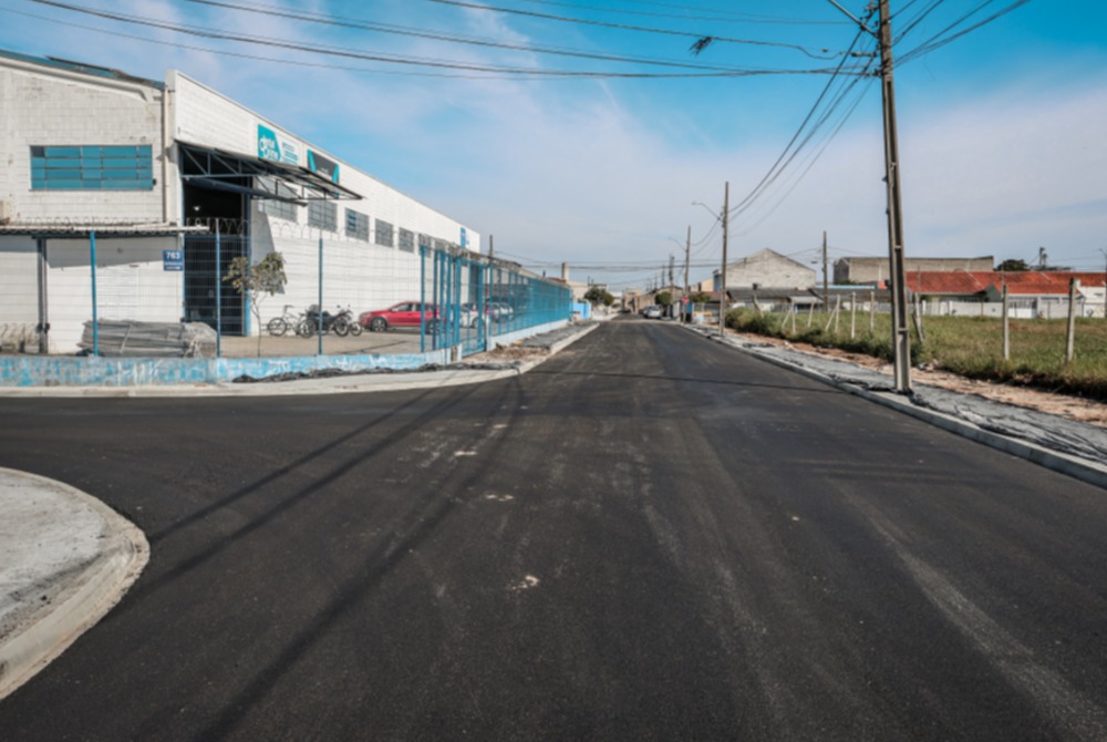 Obras da Rua Fagundes Varela avan�am com asfalto e servi�os de cal�amento