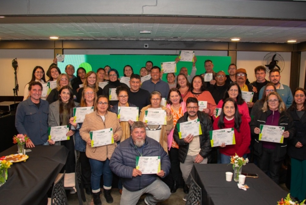 Primeiras turmas dos programas NASCE Varejo e NASCE Feiras celebram formatura em Piraquara