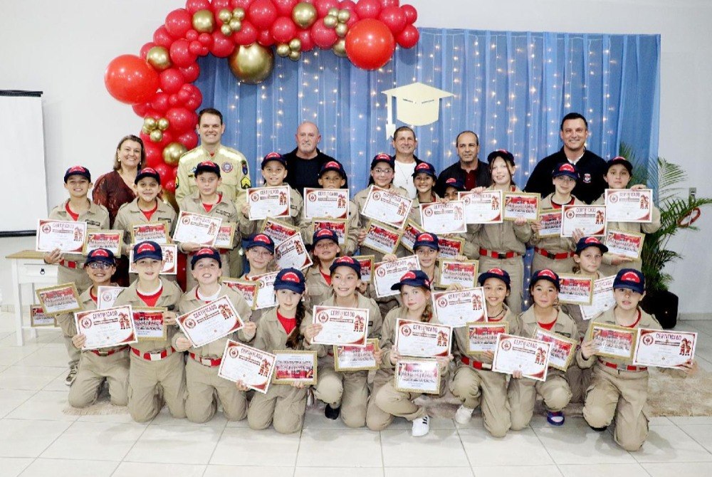 Projeto Bombeiro Mirim forma 25 alunos e refor�a valores de cidadania em Pi�n