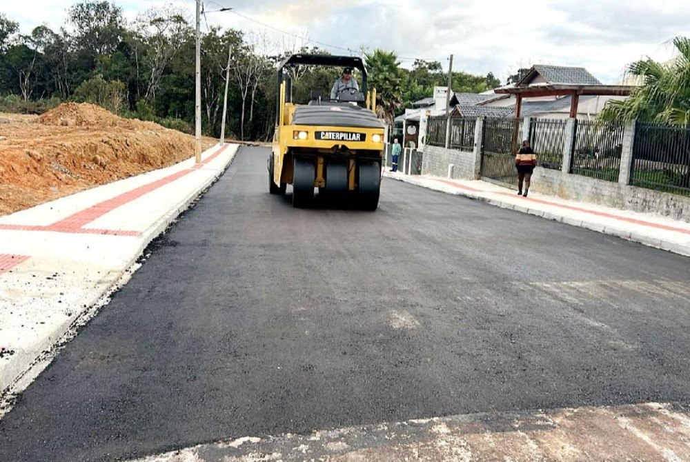 Prefeitura de Pi�n avan�a com obras de pavimenta��o em mais tr�s ruas