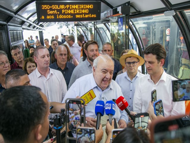 Prefeito de Curitiba entrega duas estaes-tubo na Linha Verde e anuncia novas linhas de nibus