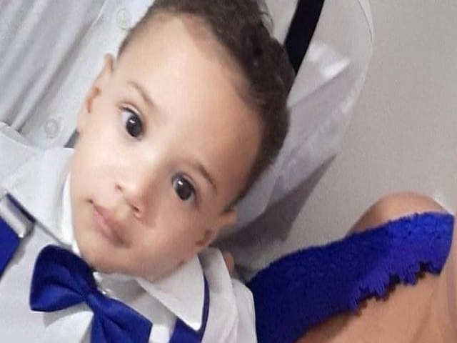 Menino de 3 anos esquecido dentro de carro morre aps 8 dias internado