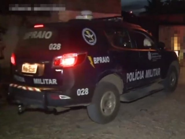 Um indivduo morreu e o outro ficou ferido aps trocarem tiros com policiais do Raio, no bairro Novo Crato, na cidade do Crato, na tera-feira (25).