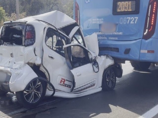 PROFESSORA SAI ILESA APS TER CARRO PRENSADO POR DOIS NIBUS NA BR-070, EM GUAS LINDAS DE GOIS