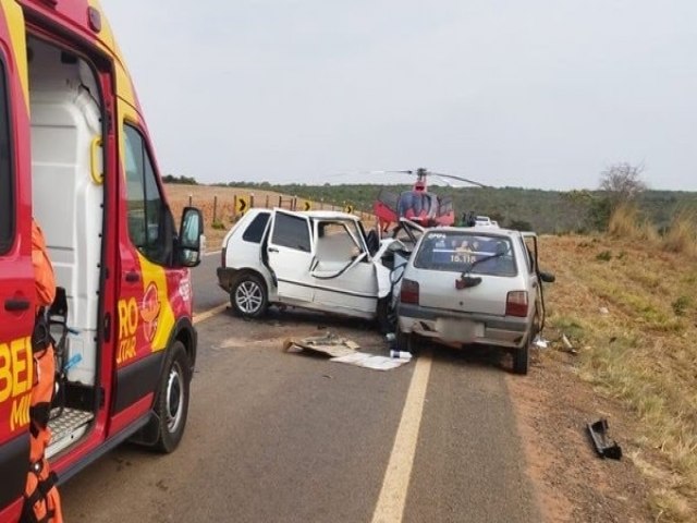 MOTORISTAS MORREM APS CARROS BATEREM DE FRENTE EM RODOVIA DE GOIS; 