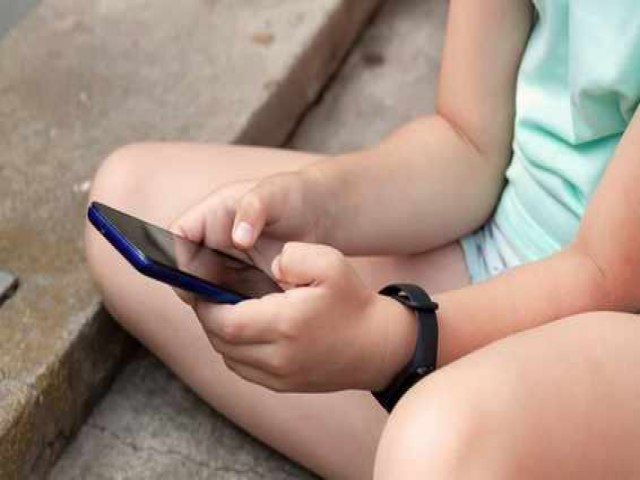 Com quantos anos uma crian�a deve ter celular? Descubra!