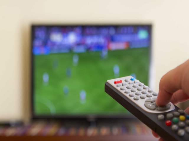 Globo fecha acordo com a CBF e transmitir jogos da seleo com exclusividade at 2026
