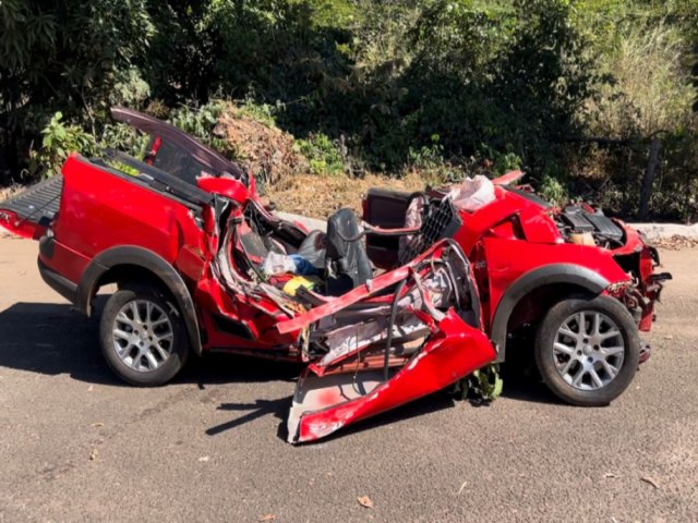 Pai e filho morrem aps carro bater em rvore na BR-153