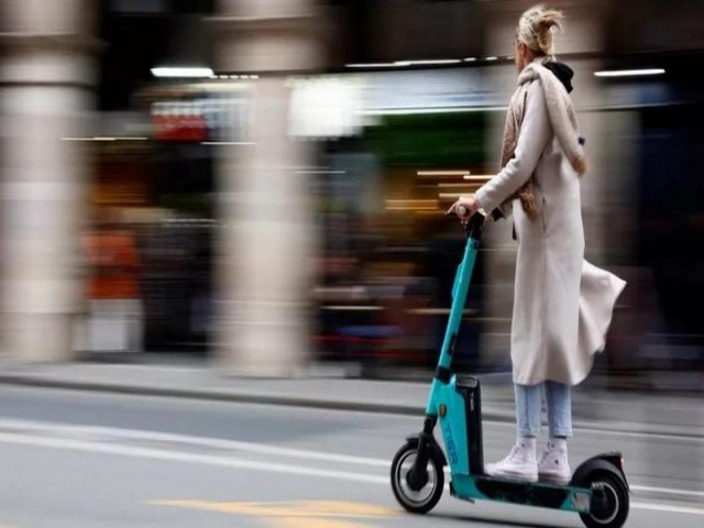 Por que Paris proibiu aluguel de patinetes eltricos