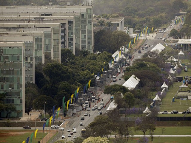 Lula participa do desfile de Sete de Setembro ao lado de Rosa Weber e Rodrigo Pacheco