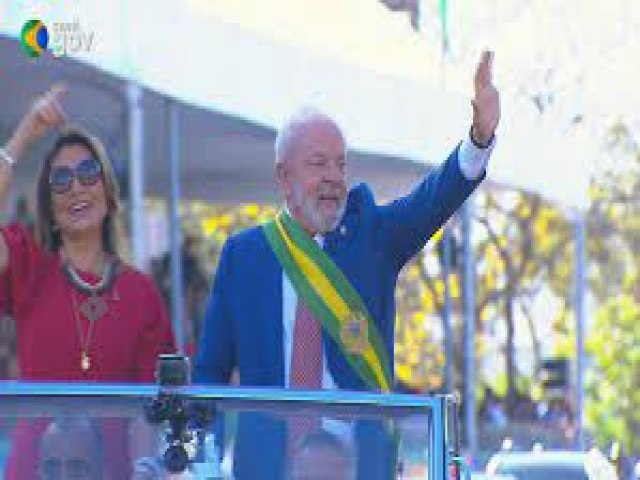 Lula participa do desfile de Sete de Setembro ao lado de Rosa Weber e Rodrigo Pacheco