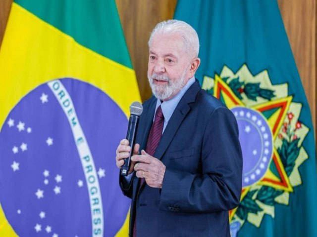 Lula promete reajuste a servidores, mas ressalta limite no oramento: 