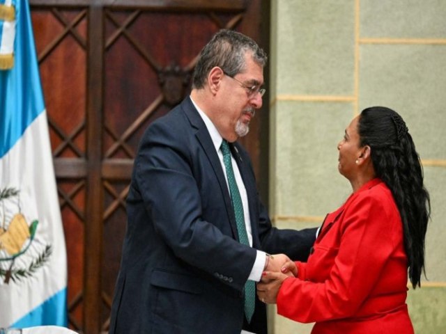 Presidente da Guatemala pede desculpas a famlia separada por adoo irregular