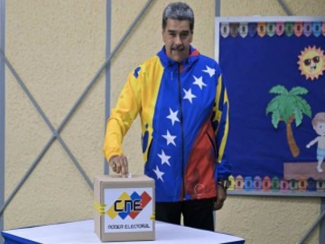 Nicols Maduro vota logo cedo no incio das eleies venezuelanas