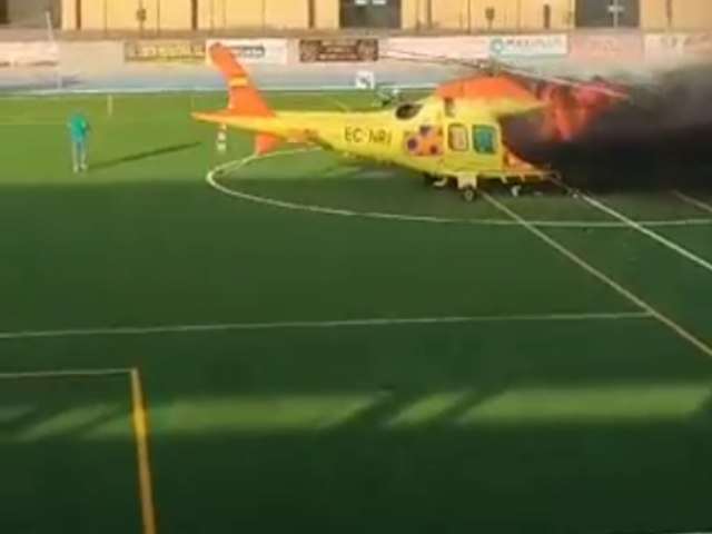 Vdeo: helicptero pega fogo em campo de futebol na Espanha