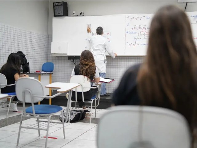 MENOS DE 50% DOS ALUNOS NO BRASIL SABEM O BSICO EM MATEMTICA E CINCIAS