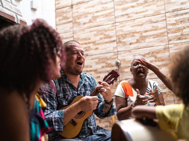 MAIS BRASILEIROS OPTAM EM PASSAR O CARNAVAL EM CASA