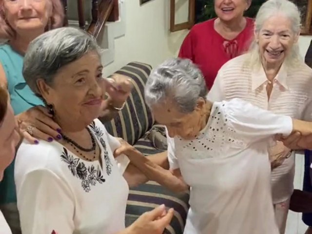 EMOCIONANTE, MULHER COMEMORA 82 ANOS COM A ME DE 104