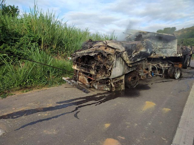 ACIDENTE NA MADRUGADA DEIXA CARRETA EM CHAMAS NA BR-259, EM COLATINA