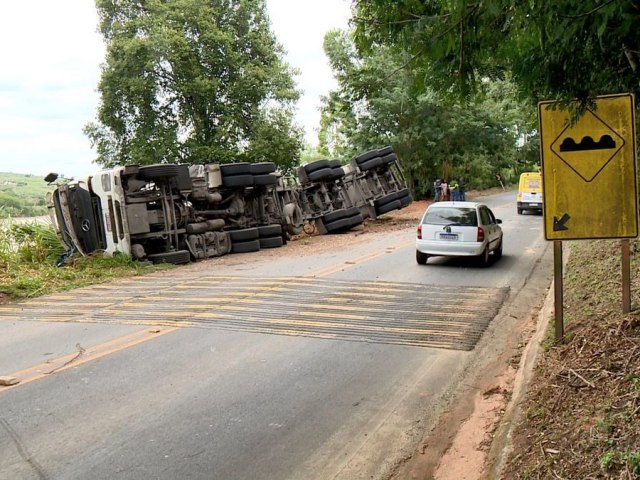 CARRETA TOMBA NA ES 248 EM COLATINA