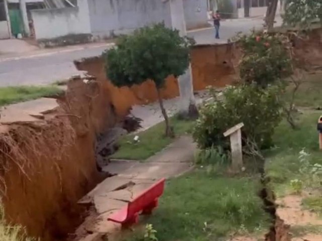 DESMORONAMENTO EM COLATINA PODE TER SIDO CAUSADO POR GUA NO SOLO