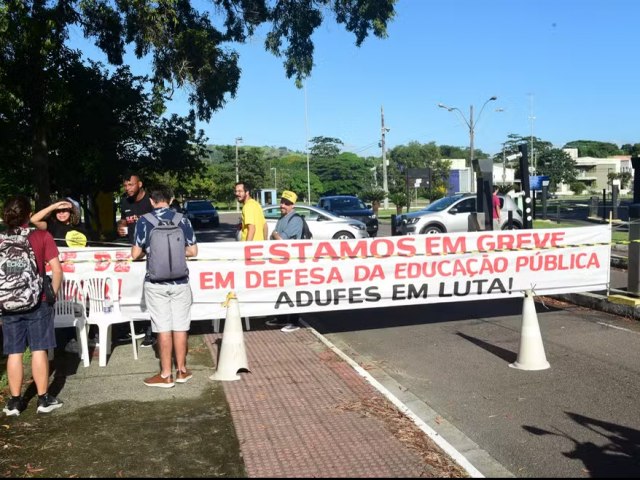 GREVE NA EDUCAO FEDERAL PREOCUPA COMISSO