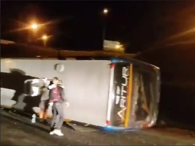 NIBUS COM TORCEDORES DO VASCO DE COLATINA TOMBA NO RJ