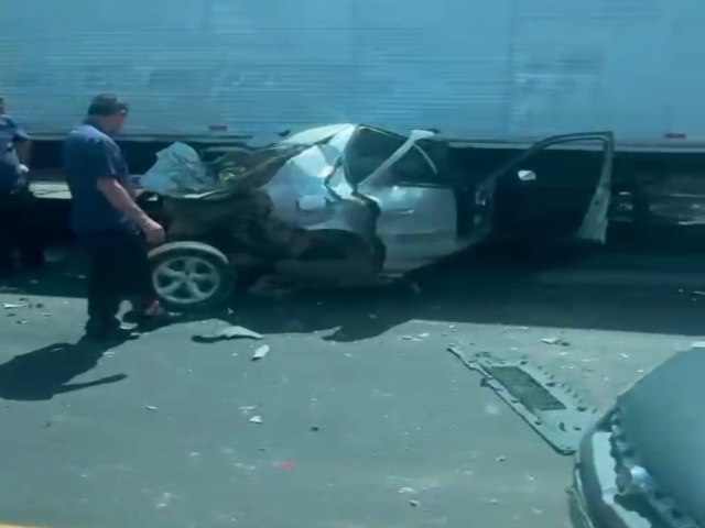 ACIDENTE ENVOLVENDO DOIS CAMINHES E UM CARRO NA BR 259 EM COLATINA