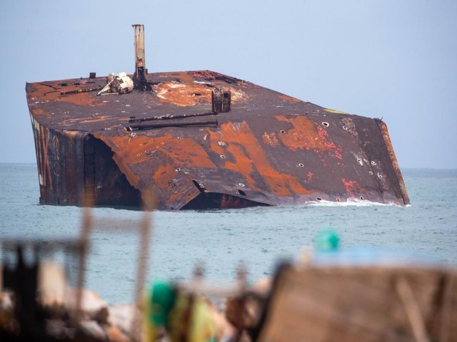 Mara Hope: parte da estrutura de navio encalhado cede e vira rampa no mar de Fortaleza
