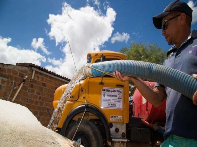 9 mil pessoas de duas cidades do Cear esto h 5 anos seguidos abastecidas por Carro-Pipa