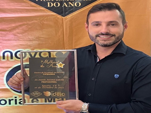 Diretor da unidade Idomed Iguatu recebe prmio de Melhor Profissional do Ano