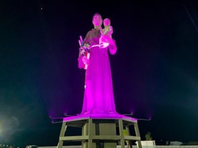 Barbalha: Esttua de Santo Antnio recebe iluminao diferenciada em aluso ao outubro rosa