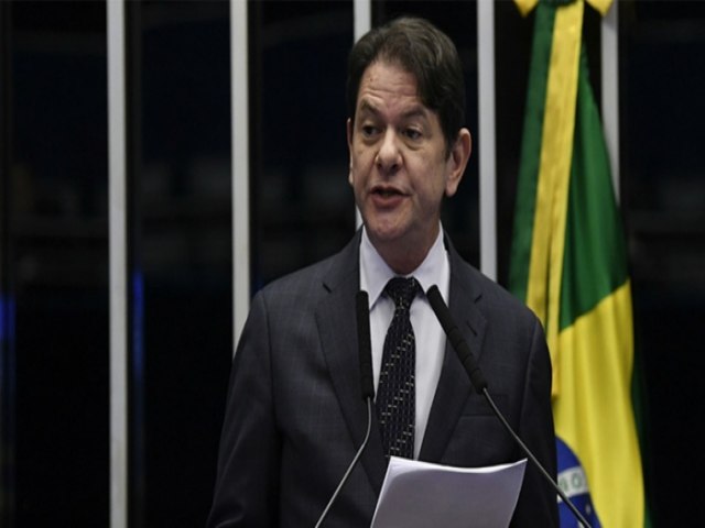 Cid Gomes apresenta projeto de Ciro para reduzir endividamento dos brasileiros