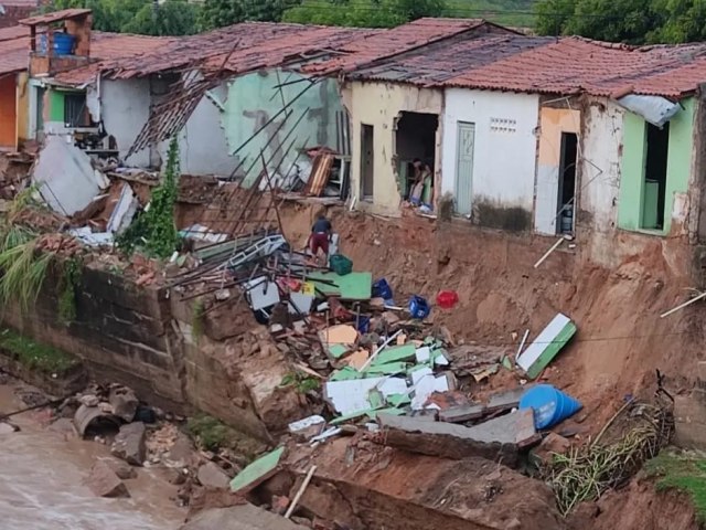 Porteiras : Forte chuva causa alagamento de ruas, comrcios, e residncias por pouco no ocorreu deslizamento em reas de risco