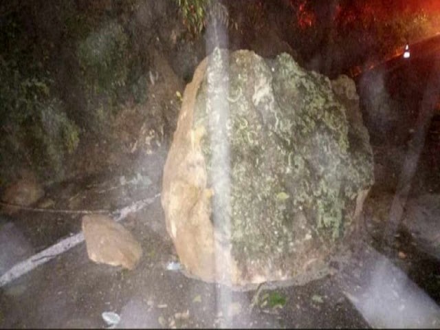 Gruta do aude Araras tem desmoronamento de terra e pedras; alerta para motoristas de Santa Quitria e Varjota