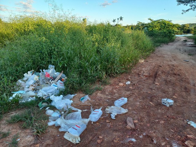 Lixo hospitalar  deixado em encostas do rio Jaguaribe.