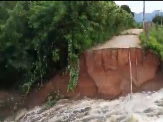 Barragem rompe e destri estrada carrovel em Maranguape aps fortes chuvas