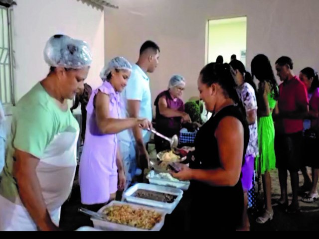 Devotos participam do jantar de lanamento da Festa da Padroeira da comunidade do Cardoso I