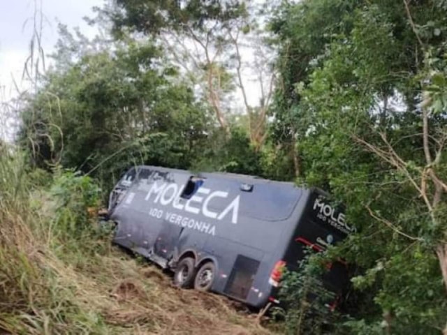 Batida entre nibus da banda Moleca 100 Vergonha e ambulncia deixa uma vtima fatal 