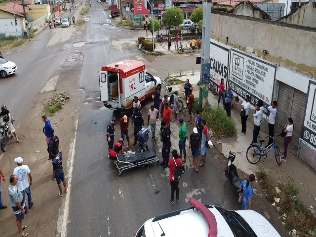 Motoqueiro em fuga atropela idoso indefeso e desaparece