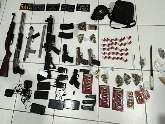 SSPDS Durante ofensiva em Caucaia, PMCE captura 11 pessoas e apreende oito armas e mais de 300 munies