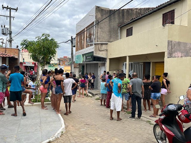 Idosa  encontrada morta em escada de apartamento em Santa Quitria